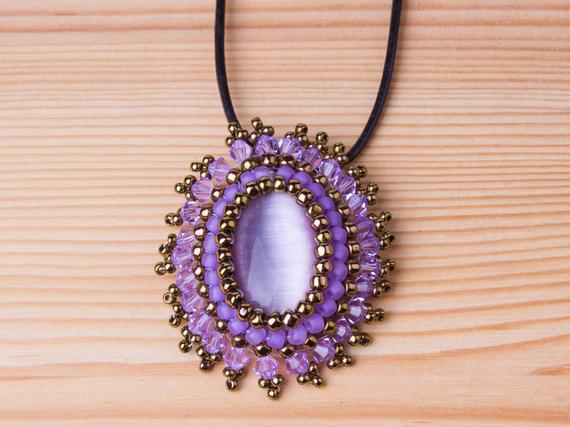 spiralshan's tweet image. Hand beaded Swarovski purple pendant on leather #jewelry #necklace @EtsyMktgTool etsy.me/2CyVNLX #purplependant #crochetpendant