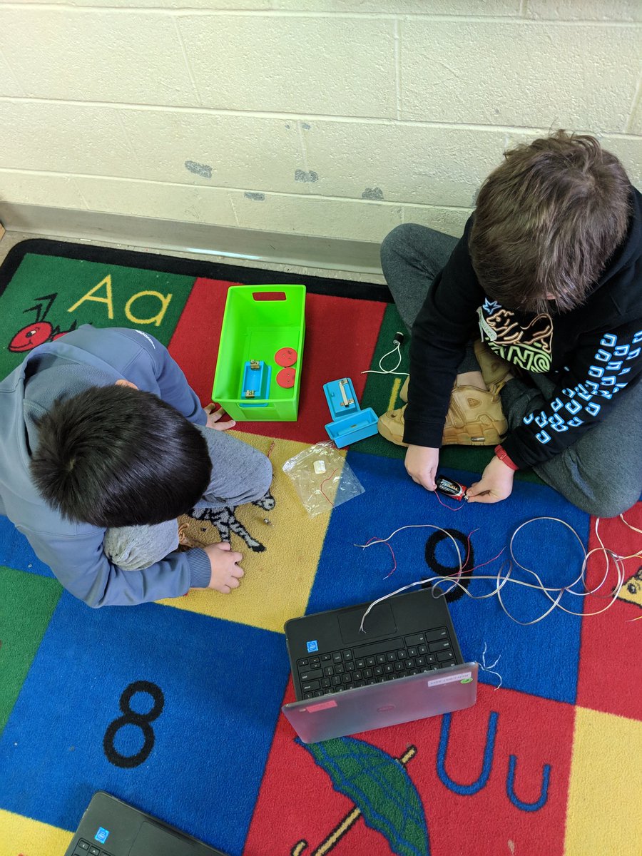 missbrady209's tweet image. Students working together to find evidence to support a science claim: Energy can be transferred from place to place by sound, light, heat and electrical currents. 💡🔋🤝  👩‍💻👨‍💻#blendinglearning #21stcenturyskills #creativiy #collaboration #criticalthinking #communication