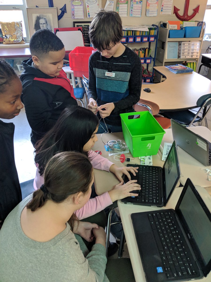 missbrady209's tweet image. Students working together to find evidence to support a science claim: Energy can be transferred from place to place by sound, light, heat and electrical currents. 💡🔋🤝  👩‍💻👨‍💻#blendinglearning #21stcenturyskills #creativiy #collaboration #criticalthinking #communication
