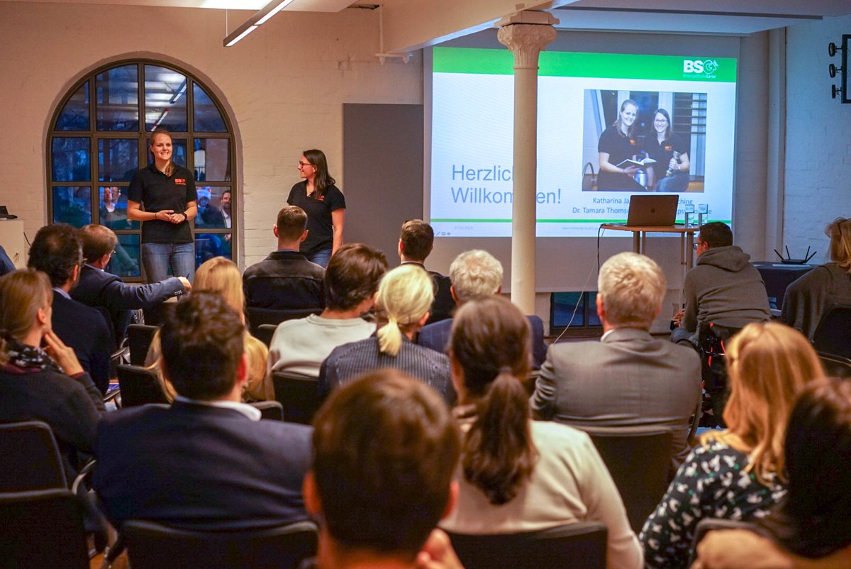 UnternehmerHI's tweet image. Ziele &amp;amp; Visualisierung
Zeitmanagement &amp;amp; Strukturierung
Aktivierung &amp;amp; Entspannung

Dr. Tamara Thomsen und Katharina Jantz vom BildungsStudio @GerdGerlof haben uns diese Themen erläutert und mit interaktiven Umfragen und Aufgaben das Publikum mit einbezogen. 
 #Niedersachsenmetall