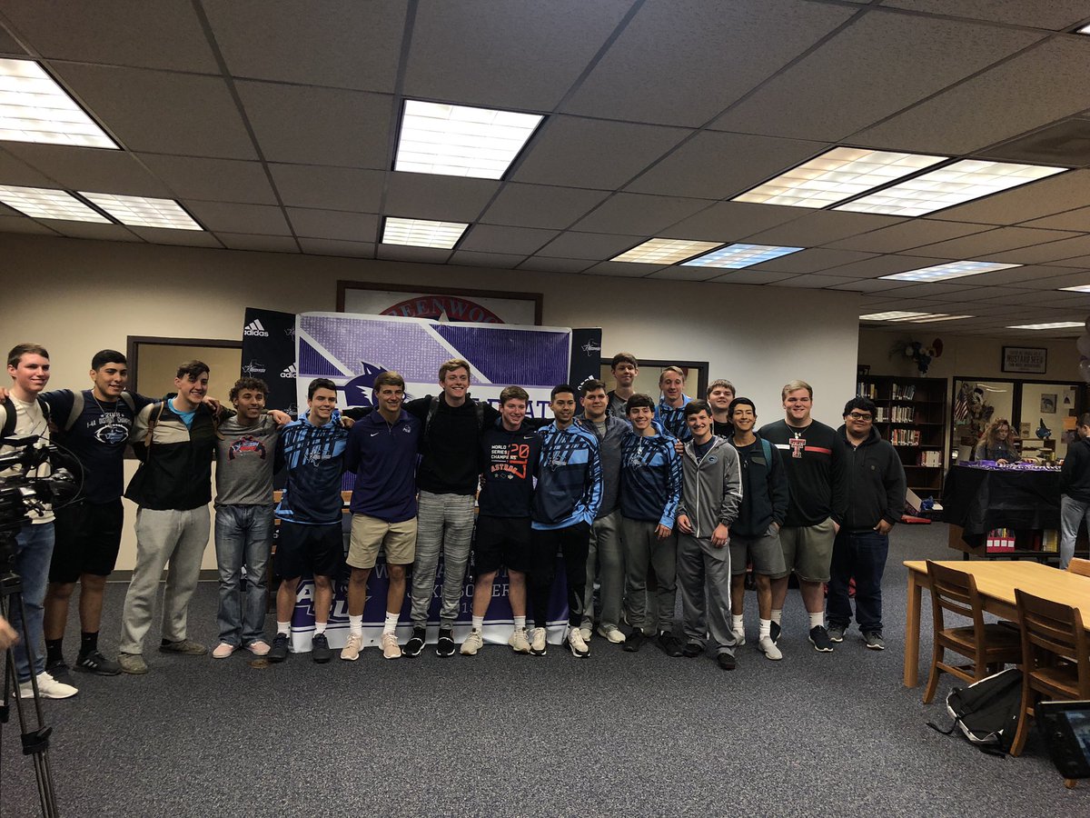 Big congrats to <a href="/GWRangerFB/">Greenwood Ranger Football</a> Jake Somers for signing with <a href="/ACUFootball/">ACU Football</a> 👏🏻 Talk about support from his teammates!
