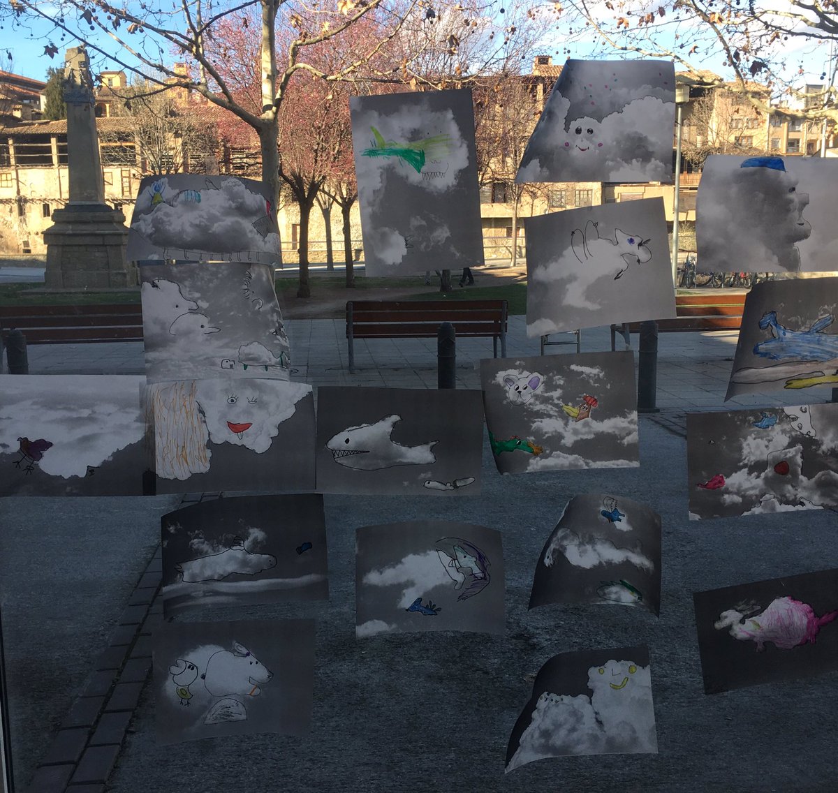 alguns resultats del taller que han fet avui alumnes del <a href="/elcabreres/">Escola El Cabrerès</a> a partir de l'album il.lustrat hirameki clouds del #miniespai #artiescola  🌨🌩🌧🌥