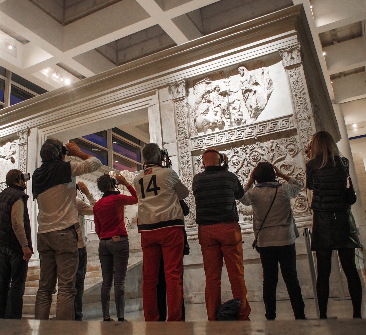 museiincomune's tweet photo. Venerdì 8 e sabato 9 marzo torna l'#ARAcomera, il progetto multimediale che trasporta i visitatori in una visita immersiva e multisensoriale all’altare voluto da Augusto per celebrare la pace da lui imposta su uno dei più vasti imperi mai esistiti.
Info su https://t.co/GfYKOPMwxj https://t.co/c3mq5pQ8wa
