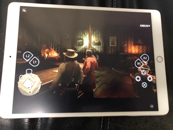 iPad Proの『レッド・デッド・リデンプション2』PS4リモートプレイ画面。画質も音も良好。コントローラーに対応するコマンドが画面上に出せるのでタッチで動かす。RDR2はかなり複雑なゲームだからこれだけでクリアとかは厳しいだろ… 