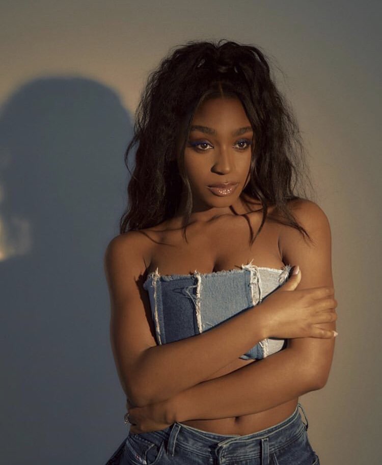 ESSE CABELO
ESSA PELE
O OLHAR
A ROUPA

Que hino de mulher, Normani Kordei e um mulherão da porra