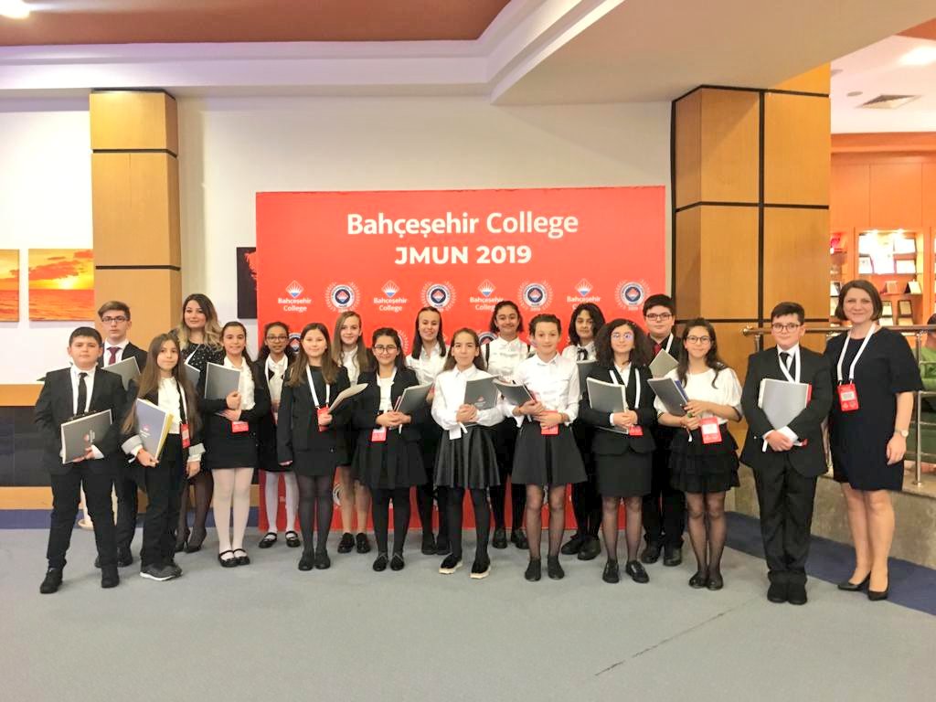 PendikBK's tweet photo. Antalya’da gerçekleşen JR MUN organizsayonuna katılan öğrencilerimiz, 4 gün sürecek etkinlikte ‘Herkes için Eşitlik ve İnsan Haklarının Korunması’nı tartışacaklar. #JRMUN https://t.co/YNCg5nDGXR