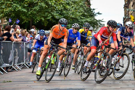 Sabrina Stultiens staat al meer dan een half jaar aan de kant vanwege een zware hersenschudding. Wat op een knullige val leek, bleek een crash met grote gevolgen bit.ly/2UnphVO