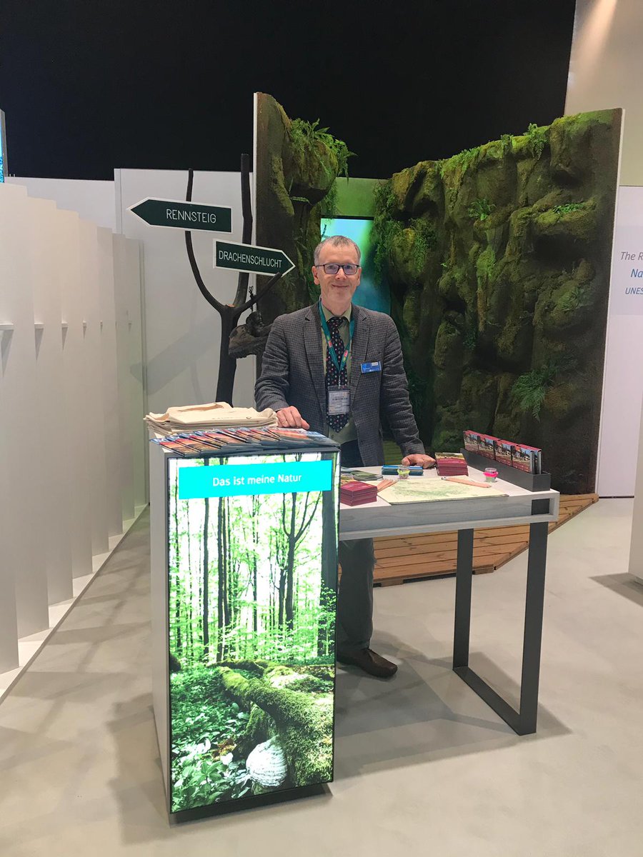 thueringerwald_'s tweet photo. Tag 2 @ @ITB_Berlin und der Ansturm auf unser Stückchen mitgebrachten Wald bei @thueringen_ttg nimmt kein Ende. #Rennsteig vs. #Drachenschlucht zwischen #bauhaus100 und #MusiklandThüringen
#itb_thue #deinthüringen https://t.co/KEPckmfEfq