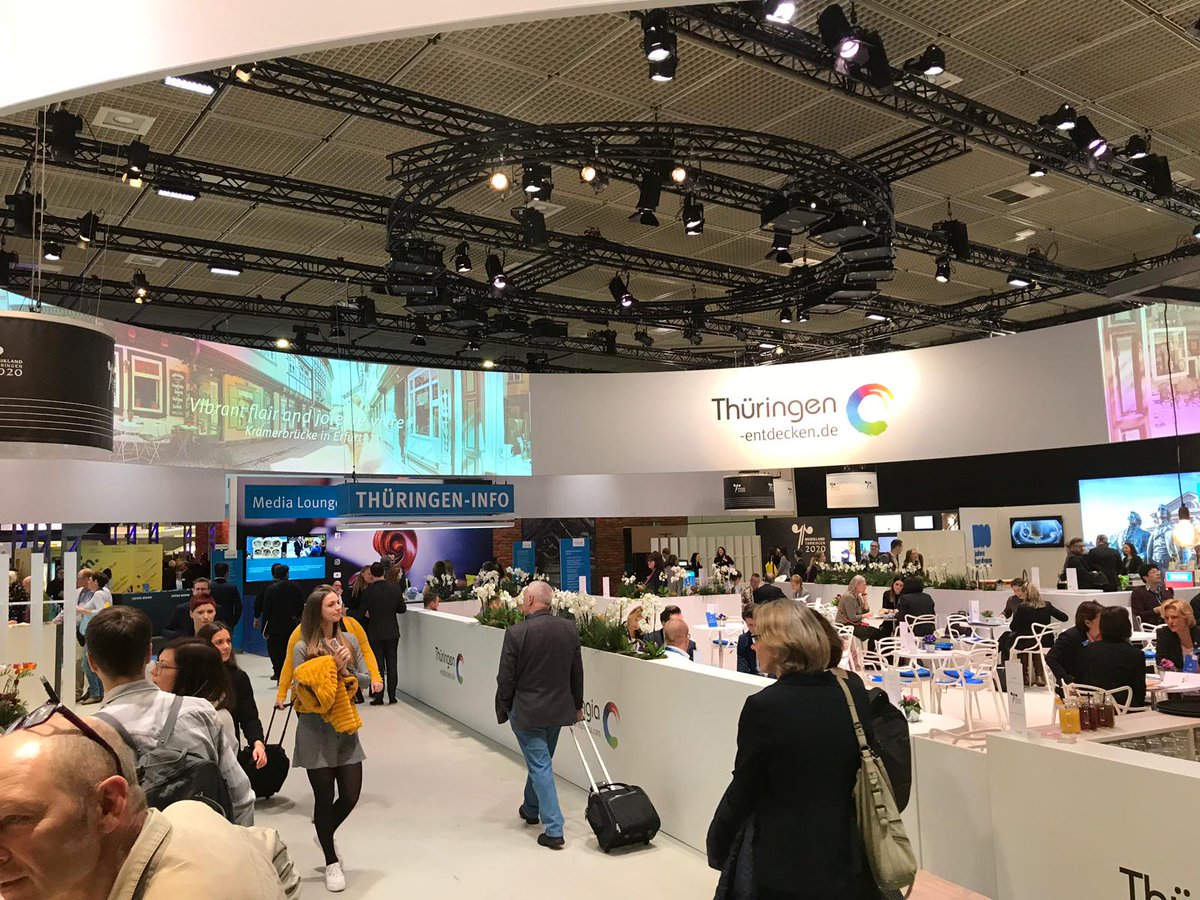 thueringerwald_'s tweet photo. Tag 2 @ @ITB_Berlin und der Ansturm auf unser Stückchen mitgebrachten Wald bei @thueringen_ttg nimmt kein Ende. #Rennsteig vs. #Drachenschlucht zwischen #bauhaus100 und #MusiklandThüringen
#itb_thue #deinthüringen https://t.co/KEPckmfEfq