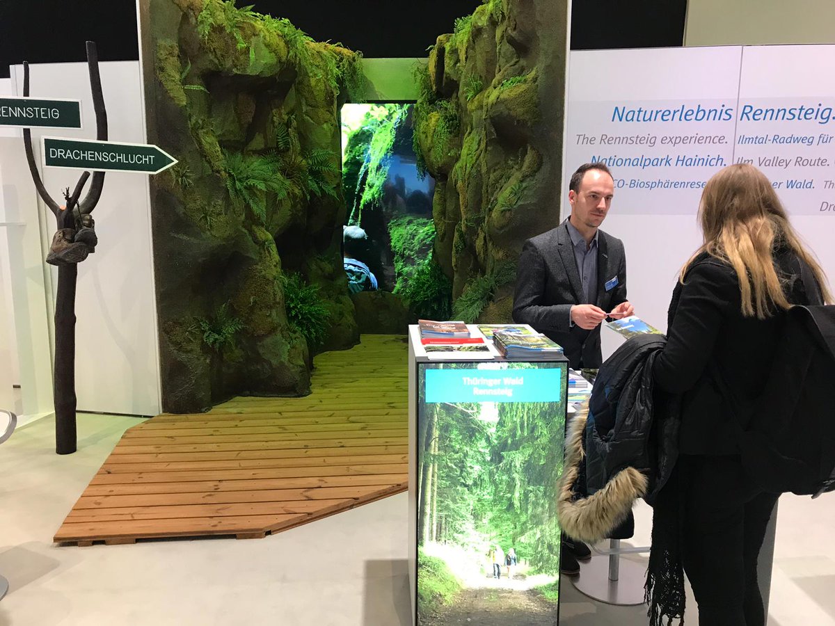 Tag 2 @ <a href="/ITB_Berlin/">ITB Berlin</a> und der Ansturm auf unser Stückchen mitgebrachten Wald bei <a href="/thueringen_ttg/">Thüringer Tourismus GmbH</a> nimmt kein Ende. #Rennsteig vs. #Drachenschlucht zwischen #bauhaus100 und #MusiklandThüringen
#itb_thue #deinthüringen