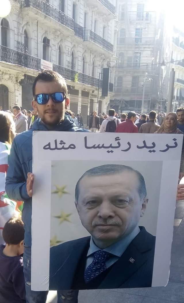 متظاهر جزائري