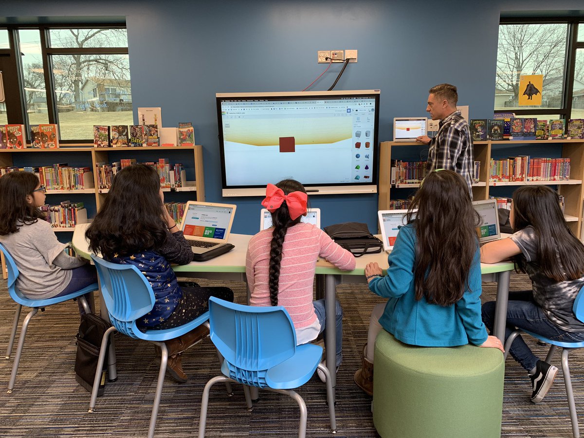 MsSarno93's tweet photo. Tons of tech in the @RoyDeShaneIC today! 💻 #CCSD93 #spikestyle https://t.co/9cQu7M2uBH