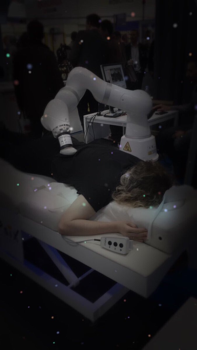 AddictTiph's tweet photo. Un petit massage du robot #Capsix, 1 inauguration de la #RucheIndustrielle et plein de machines partout... #GILyon2029 une autre planète, le temps d’une matinée 😉 #lyon #innovation #onlylyon #jaimemaville #digital #industrie #robot #lyonfrenchfab #lyonfrenchtech #grandlyon https://t.co/OIDJYWtNLb