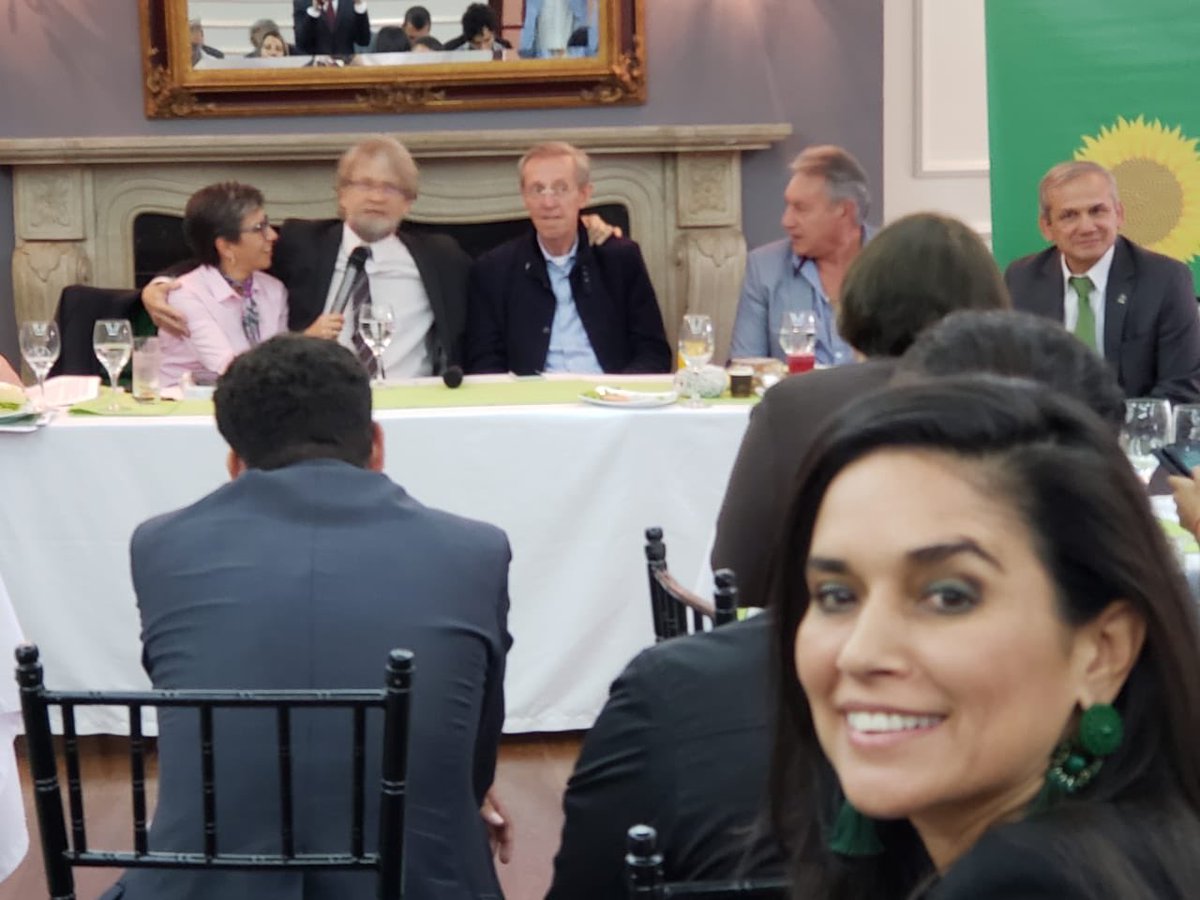 cataortizco's tweet photo. Ver la forma como conducen su competencia política @ClaudiaLopez y @navarrowolff me llena de alegría y optimismo! Gracias al profe @AntanasMockus por el ejemplo! #ClaudiaAlcaldesa . Construyo Verde. https://t.co/bLrPHEr0Ut