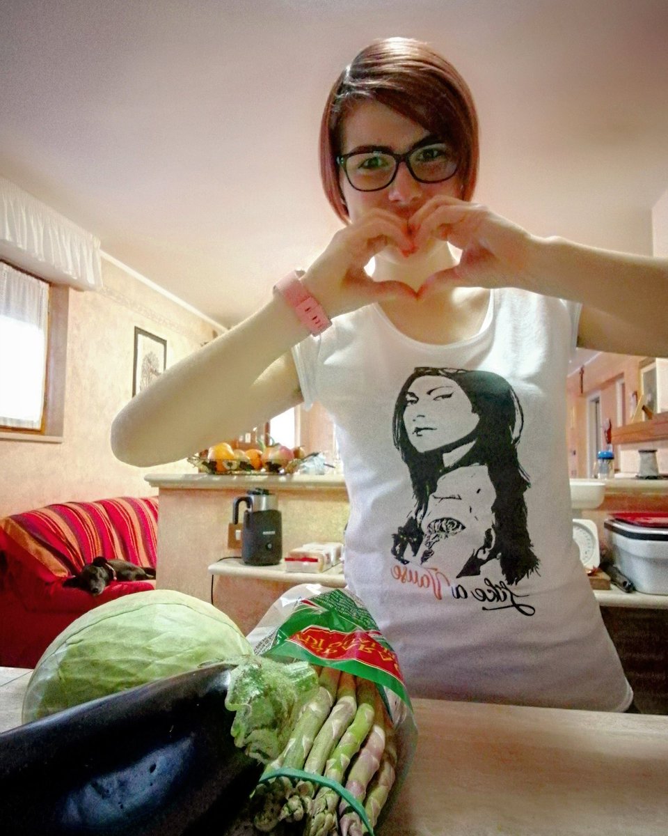 chiara_bazz's tweet photo. Sending my love and my best wishes to the wonderful @LauraPrepon with some of my biggest loves: #AlexVause and fresh vegetables (also my dog in the background ๐)!
Happy birthday Laura, buon compleanno! ๐๐
Love yaโค๏ธ
#PrepOn #GetYourPrepOn #TheStashPlan #oitnbfam https://t.co/nkzsEMuwLs