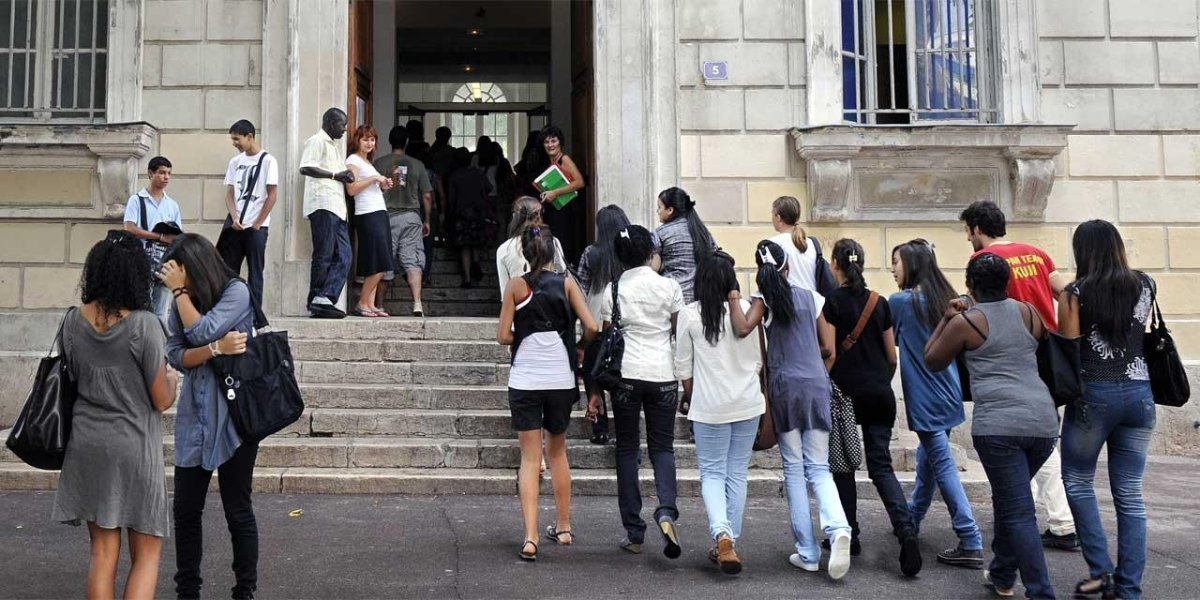 AshokaFrance's tweet image. Faibles en pourcentages mais systématiquement présents dans toutes les classes : les préjugés sur les religion sont déjà là au lycée. @samgrzybowski et @AssoCoexister se mobilisent dans 500 lycées/an pour lutter contre ces idées préconçues 👉bit.ly/2UafXEE #ChangemakerED