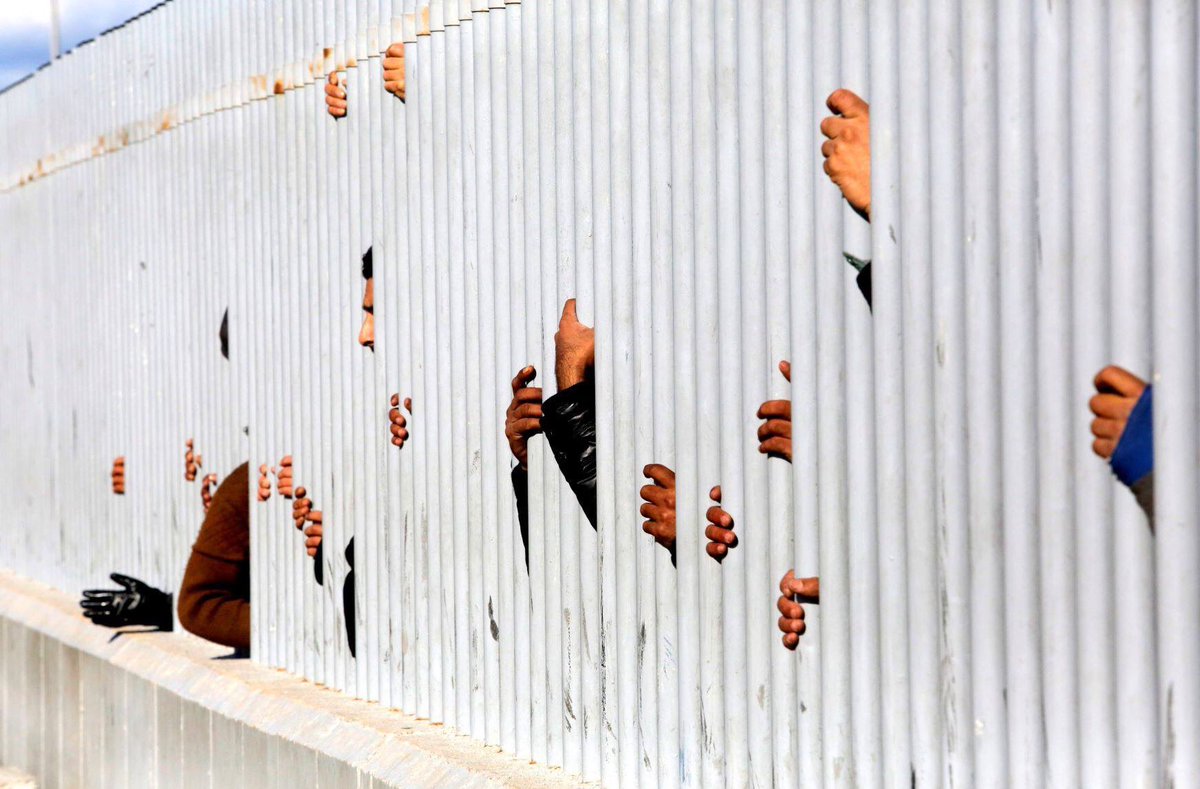 Fotomovimiento's tweet photo. Patras (Grecia), marzo de 2018: migrantes esperan en el lado exterior del puerto el momento para poder subir e intentar esconderse dentro de camiones que van hacia Italia.
De George Moutafis. https://t.co/cfHIiHCMZT