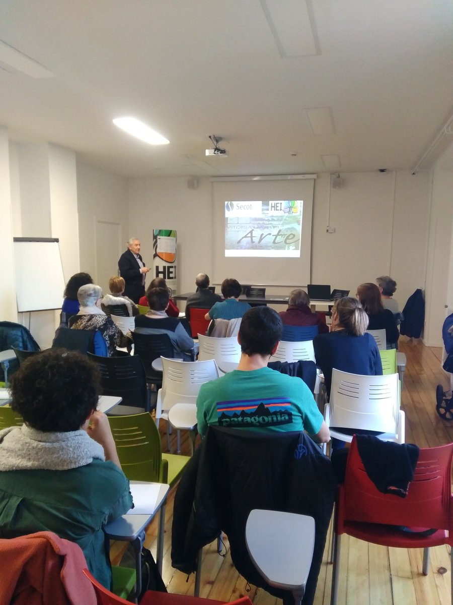 AlavaSecot's tweet photo. Es un placer participar en colaboración con el Ayuntamiento de @vitoriagasteiz en las charlas culturales sobre nuestra ciudad. Hoy toca hablar del Arte en Vitoria. https://t.co/2t58raBtiv