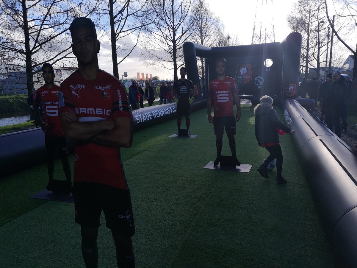 FootAir1's tweet photo. ⤴️⤵️⤴️⤵️⚽🎯 PARCOURS TECHNIQUE au #RoazhonPark pour l'avant match @staderennais vs @Arsenal en 8ème de finale de l'#EuropaLeague ! #SRFCArsenal #FanExperience #StructuresFootAir https://t.co/gJVD4wYXh3