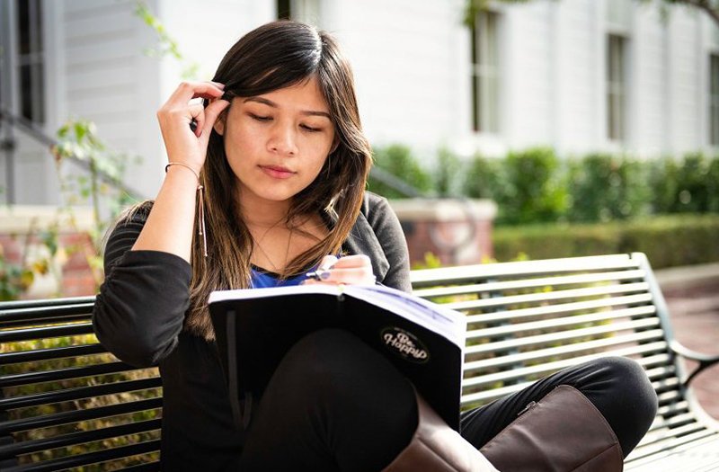 USCDornsife's tweet photo. Freshman Jacqueline Martinez is laser focused on her future. Her ultimate goal is a career that would help her promote diversity in media. 

Her dedication—&amp; a Mork Family Scholarship—has her on track for success: https://t.co/6yA3EaglNJ

@USC @USC_Soci @usc_odsi #USCFirstGen https://t.co/kLT2SkDmDW