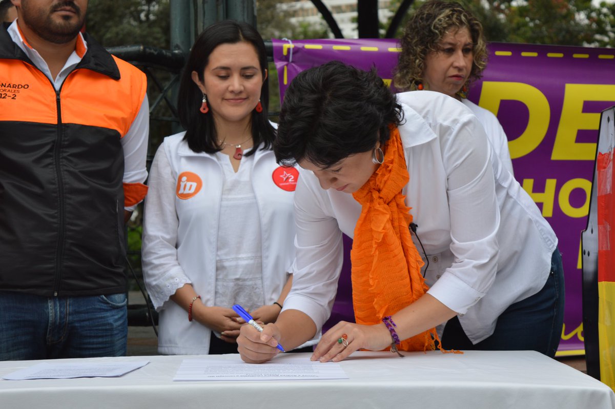 ChechiAlvarado's tweet photo. Con @AndreaRivera_V firmamos el acta compromiso con los movimientos de mujeres, para trabajar desde la Prefectura y el Concejo Cantonal en propuestas y acciones que mejoren las condiciones de las mujeres en toda la provincia. #SeguridadParaVivirTranquilos
#8M https://t.co/NvWT5uxxbN