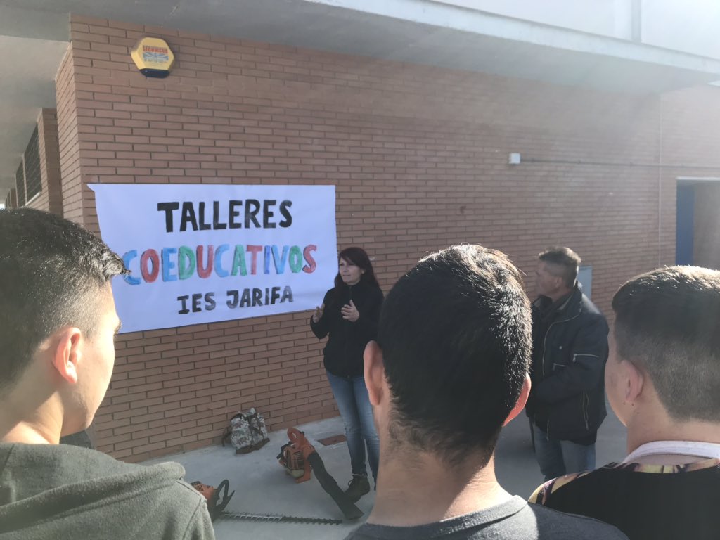 RadioJarifa's tweet photo. Las tareas domésticas son responsabilidad de TODOS 👩🏼‍🦰👨🏼‍🦰. Se demuestra en los #tallerescoeducativos del @iesjarifa. ¡Cómo mola esa jefa 👩🏻‍🌾 de jardinería 🌲🌳 con su peón 👷🏼‍♂️ y esa #AMPA que vale pa’ tó! @BAbindarraez @educacionenmlg @tesiromero @RadioCartama @Ayto_Cartama https://t.co/AIcieAjELb