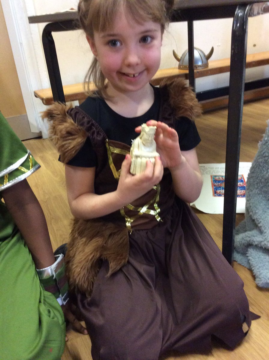 2022whitkirk's tweet photo. 🐧🐬 Well done to all the parents for their hard work in creating such beautiful costumes and braids! https://t.co/jTLx5rPklU