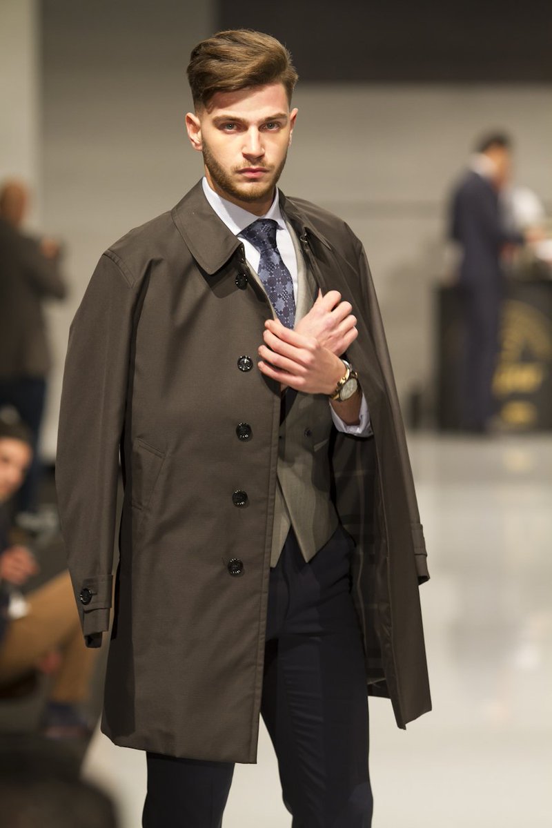PremiosPicasso's tweet photo. Y la elegancia se subió a la pasarela con Ernesto Blanco y su colección "Invictus" #PremiosPicasso2019 https://t.co/5vS5snJUxv