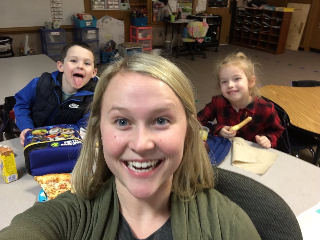 KinderMixRm6's tweet photo. Love having lunch with my reading rockstars! 20+ book reports for the month of Feb. wooo hooo 🥳 #mteagles #readeveryday https://t.co/ELpqlL2HYB