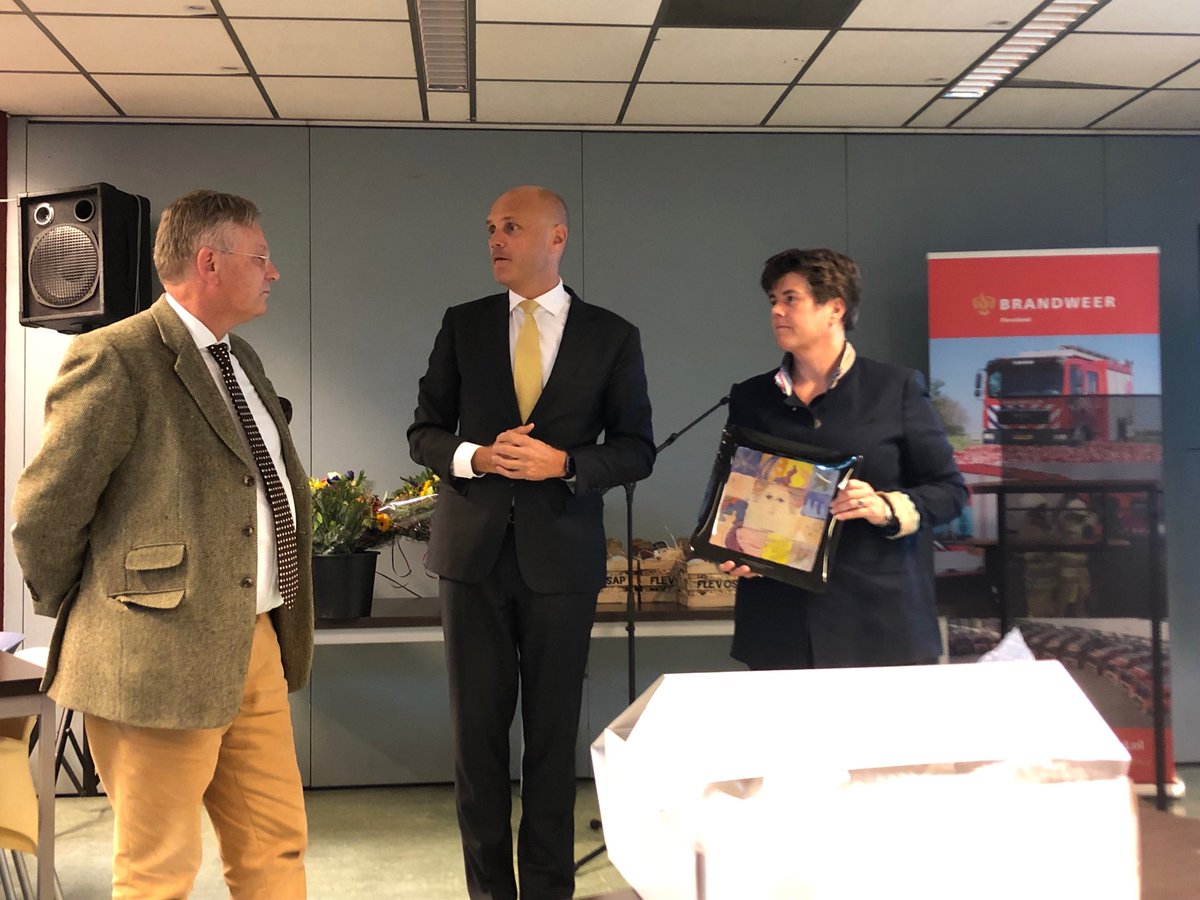 De visitatiecommissie die de veiligheidsregio Flevoland deze week onderzocht hard gaat nu haar bevindingen op papier zetten. De veiligheidsregio gaf daarmee een kijkje in de eigen keuken voor de beroepsgroep elders. De commissie bedankte de regio met een kunstwerkje