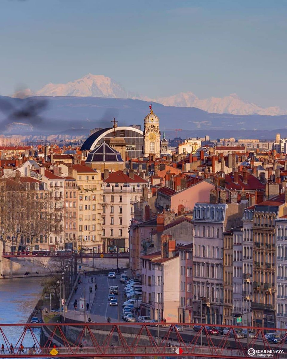 LACPURE's tweet photo. Soleil sur Lyon et sur le Mont Blanc https://t.co/liVQfbzbsh