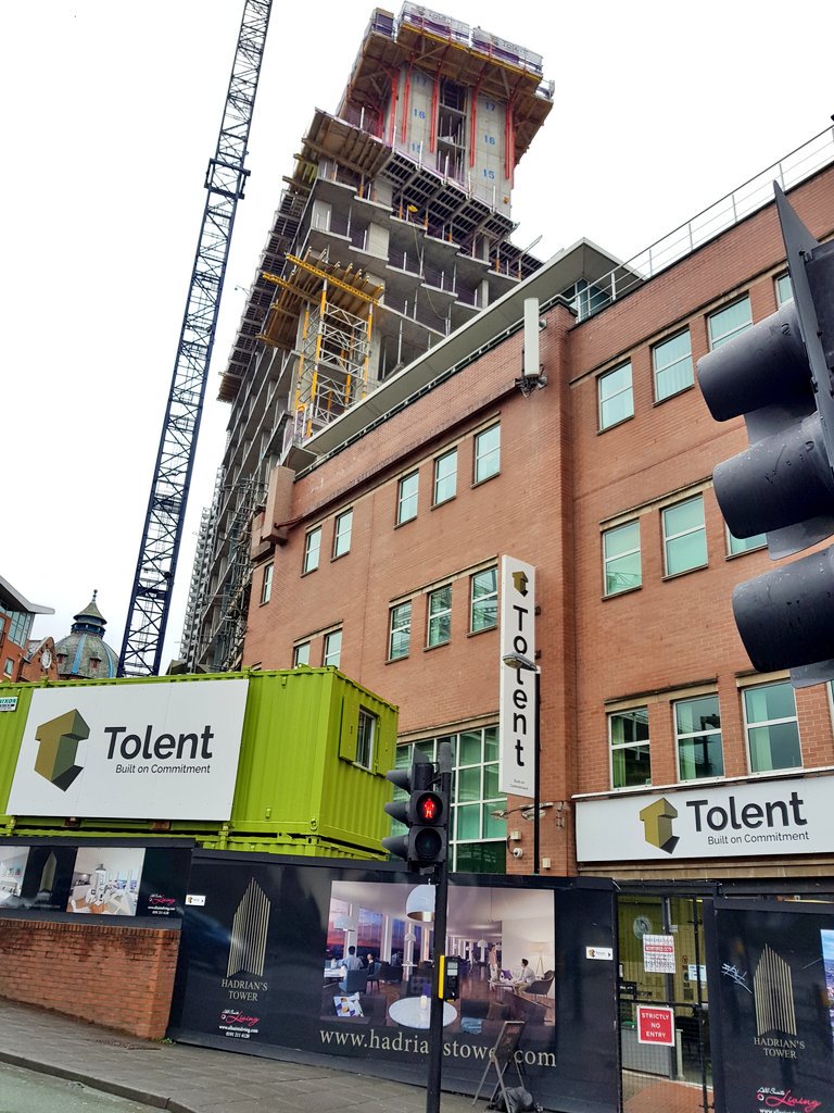 The 27-storey Hadrian's Tower is nicely taking shape in #Newcastle, some 1,900 years after we gained Hadrian's Wall.

I suppose that makes Hadrian a bit like Donald Trump, but doing things the other way round... 🤔