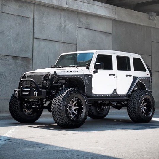 #TBT to this beautiful White Rubicon #JKU. 40’s have never looked more perfect. #StarwoodMotors #StarwoodCustoms #StarwoodPerformance #Jeep ift.tt/2EK0Gno