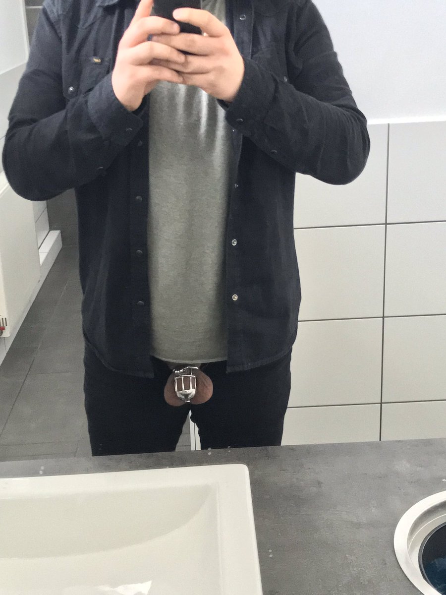 3 Tage Weiterbildung in Hannover.
Der Looker02 ist natürlich angelegt. Die Schlüssel 300km Zuhause.#chastity #chastityboy #chastitydevice #germanchastity #steelwerxx #steelwerks #steelwerkschastity #lockedinwerks #looker02 #kinkyguy #kinky #keuschheitsgürtel #keuschheit #cage
