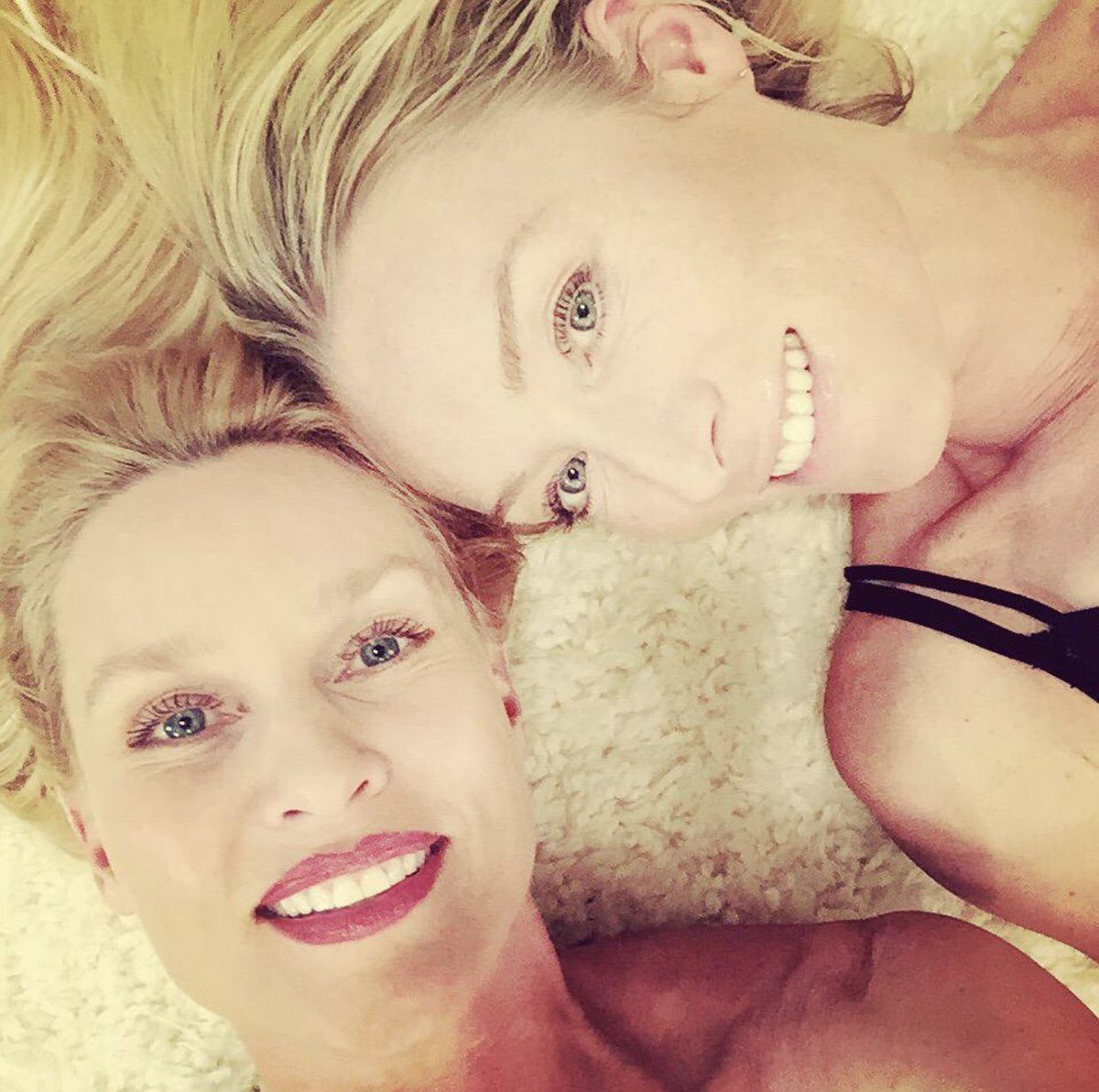 SmurfitDaily's tweet photo. missing these two🌈
@VictoriaSmurfit @IamNicollette https://t.co/nRM5Jwwjyd