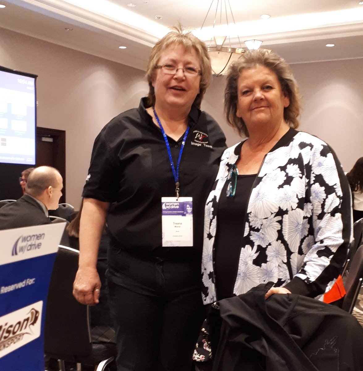 joannemackenzi's tweet image. Another #AwesomeMoment @truckingHR #WWD19 seeing Treana #ProDriver @Drive4Bison 
#RoadKnight #WomenInTrucking