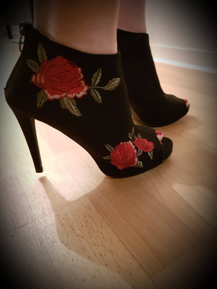 TheLadyQual's tweet photo. Getting ready for a surprise date. 😍 Now kneel down until it hurts and honor your queen. 🐷💶

Circle: ladyqual@gmx.de 

#findom #femdom #alphafemale #cuck #paypig  #FootParadise #shoefetish #feetfetish #FeetWorship @FootParadiseRT @rt_feet @RTw0rm https://t.co/8vx90IBe7v