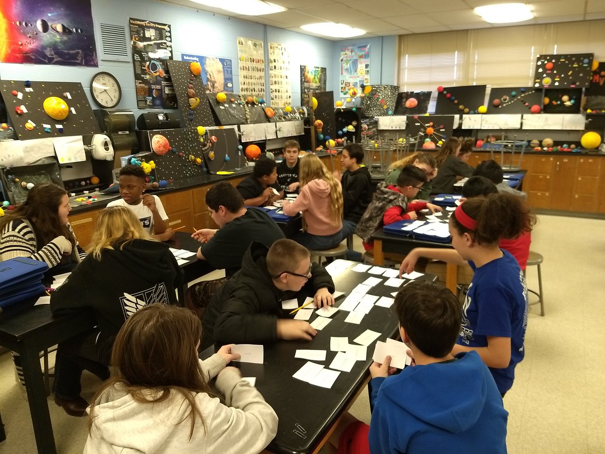 foremanscience6's tweet photo. Sixth grade science making connections between words, descriptions, and graphics using matching double trouble. #GoBeyondLampasas#BeTheOneLMS @LampasasMS https://t.co/jEyb7rQkWD