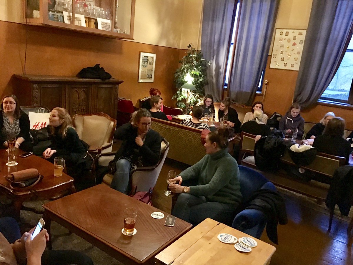 smnyla's tweet image. Tänään Koulun Historia-luokka oli täynnä kun kokoonnuttiin #TurkuICTWeek :in kunniaksi vapaamuotoisella Turun Tech -naisten aftereille. Mikä puheensorina! 😍 Kiitos Mira Ekbomille joka jakoi uratarinansa ja kertoi erilaisten verkostojen tärkeydestä!