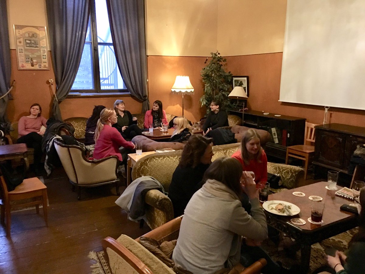 smnyla's tweet image. Tänään Koulun Historia-luokka oli täynnä kun kokoonnuttiin #TurkuICTWeek :in kunniaksi vapaamuotoisella Turun Tech -naisten aftereille. Mikä puheensorina! 😍 Kiitos Mira Ekbomille joka jakoi uratarinansa ja kertoi erilaisten verkostojen tärkeydestä!