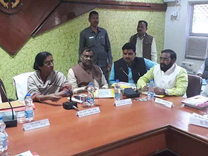 dineshbjp09's tweet photo. आज जिला योजना समिति की बैठक के दौरान मेरे जिले की प्रभारी मंत्री @RitaBJoshi जी और हमारे जिले के मंत्री श्री @girishyadavbjp के साथ हमारे शहर जौनपुर के सभागार में. https://t.co/vgyojalOl2