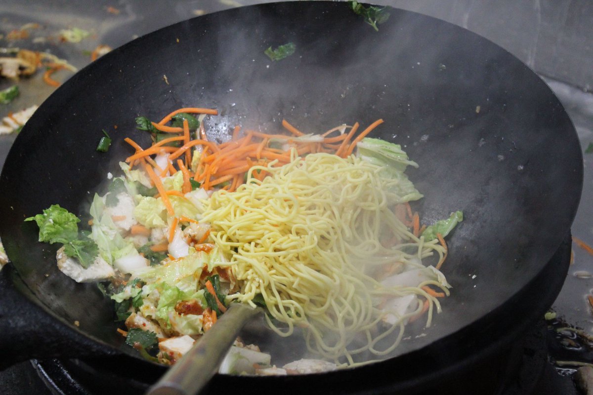 We're wokking up some noodle and rice bowls starting at 11am today. 
#wokitlikeitshot #wokandroll #comewokwithus #beawokstar