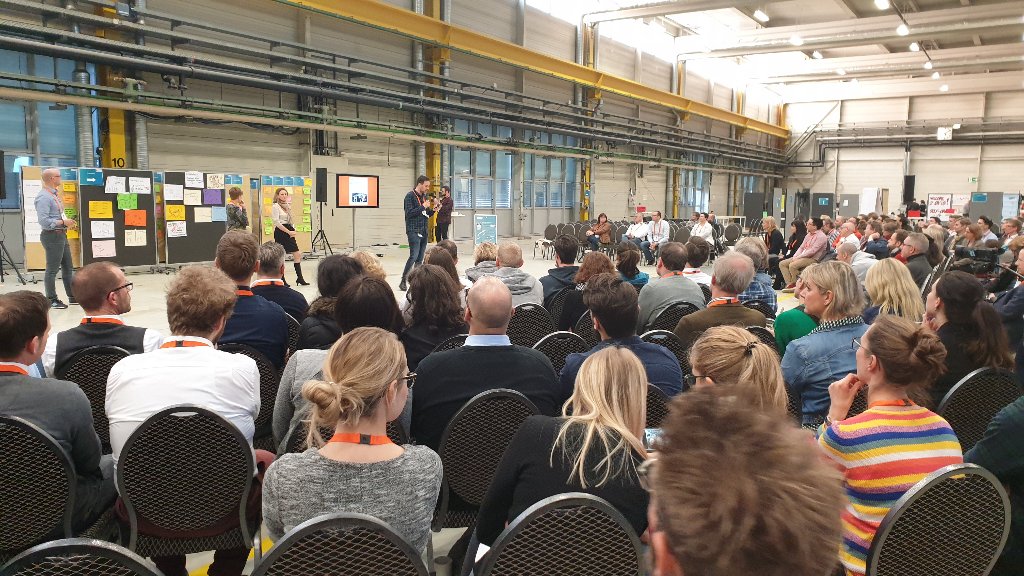 NicoRander's tweet photo. Total beseelt auf dem Heimweg vom #ahcamp #NewWorkCity in Berlin. So viele große und kleine Impulse. "Probleme beim Übergang vom Wollen zum Tun? Sicher, dass alle wollen?" #quoteoftheday Danke für diesen wertvollen Tag! https://t.co/X1gEPcIXbV