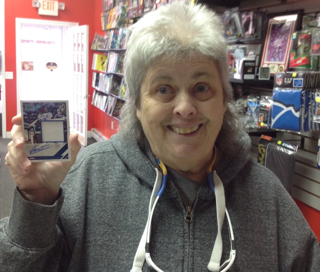 ptcomicscards's tweet image. Mary swung by the shop to crack a couple boxes of the new 2019 @PaniniAmerica #Donruss ⚾️ and it did not disappoint! Auto jersey of red hot prospect 🔥 Vladimir Guerrero, Jr. 🔥 and a redemption auto of @TheJudge44 !! #CustomerPulls #SupportYourLCS @SHOWYOURHITS #WhoDoYouCollect