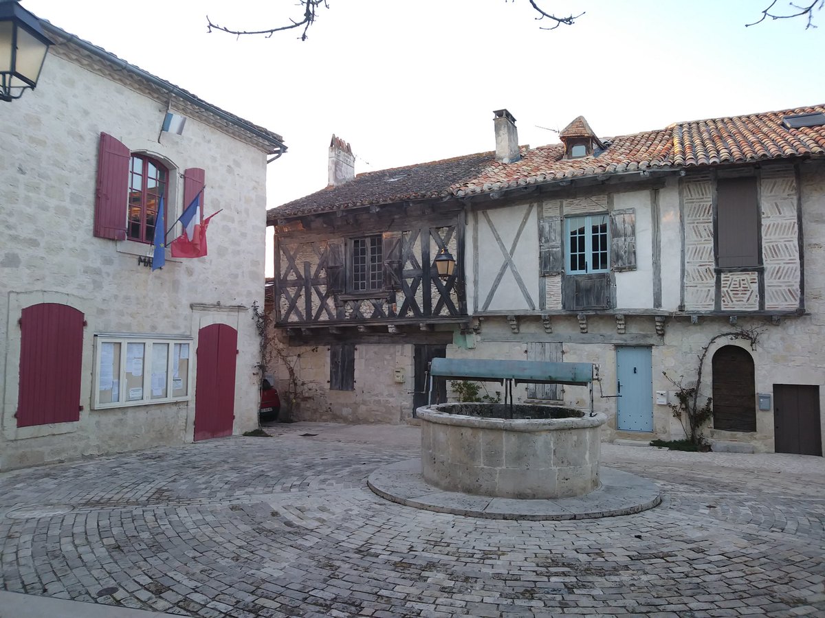 dtag82's tweet photo. Quoi de mieux pour terminer la journée qu'un petit tour dans la #bastide de #Montjoi ? 
#TarnetGaronne  #Occitanie  #France https://t.co/Njoq0WTgJg