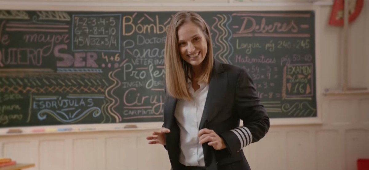 Imanolduran's tweet photo. Solo el 5% de las personas que pilotan aviones en todo el mundo son mujeres. Hoy conocemos a Clara, es comandante: “Los galones los puede llevar todo el mundo” #EDirecto https://t.co/mEnW9NPM1g