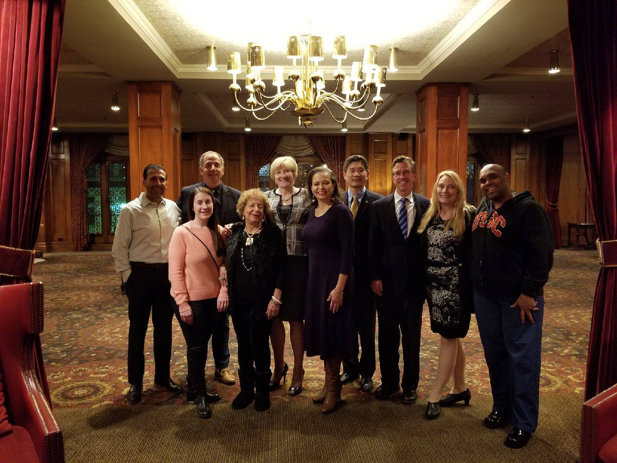 LADocs_'s tweet photo. Last week, several LACMA leaders met with AMA President Dr. Barbara McAneny to  exchange ideas, share challenges and identify possible solutions on a variety of fronts. 

Learn more about what they discussed via our #MondayRx | https://t.co/LGGSEdeyS6 https://t.co/JRbvxFTaNz