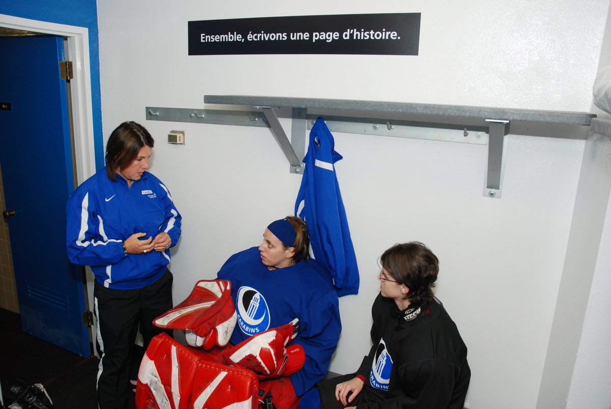 Carabins's tweet photo. Pour le deuxième volet de notre spécial 10e anniversaire de l'équipe de 🏒👩, la 1re capitaine des Ⓜ️, Stéphanie Daneau nous raconte comment elle et ses coéquipières ont vécu les débuts de cette grande aventure! #TousCarabins

Les détails 👉 https://t.co/SnSLHmdHup https://t.co/IimoBODhOA