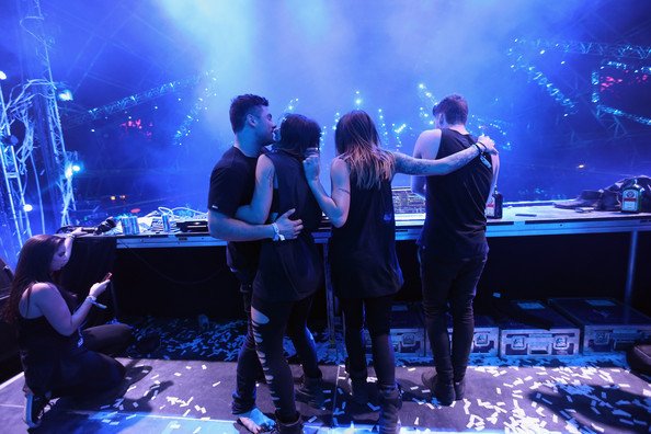 pedroflo85's tweet photo. @Krewella @AdventureDub yeahhhh https://t.co/VfR5uSTeqo