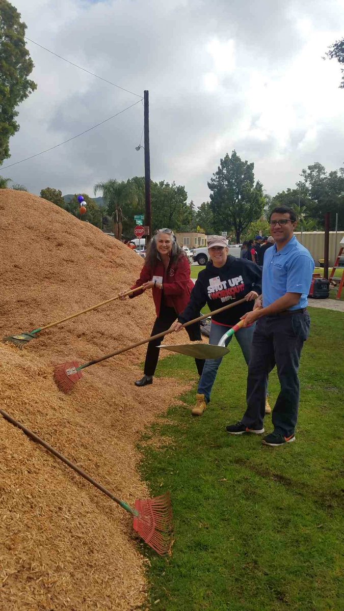 whittierchamber's tweet photo. The Whittier Community Foundation, along with @KaBoom, the Whittier Host Lion's Club, and Amway volunteers are at Broadway Park building a playground for Whittier's kids. Come on down and help out!
#KaBoom #Whittier #WhittierChamber #ImprovingTheCommunity https://t.co/U0YKysJzkG